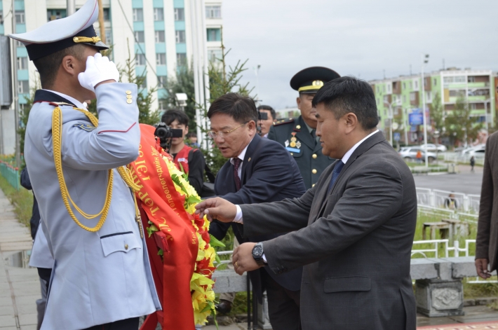 Улс төрийн хилс хэрэгт хэлмэгдэгсдийн үр хойч 65 иргэнд хүндэтгэл үзүүлэв